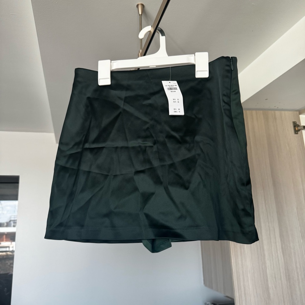 Abercrombie & Fitch NWT Scarlett Satin Sculpt Mini Skort Deep Green Medium - Picture 3 of 10
